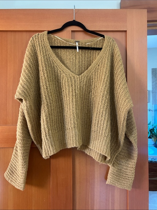 Free People Sweaters - Free People Oversized V-Neck Chunky Knit Sweater - Camel